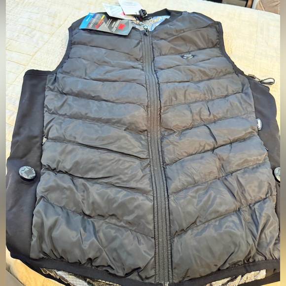 Black Men's heated vest with 3m insulation. Thin light stretch and warm.
